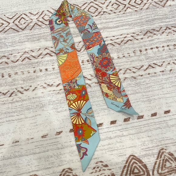 Hermes Accessories - Hermès Les Voitures Exquises Silk
Twilly Scarf